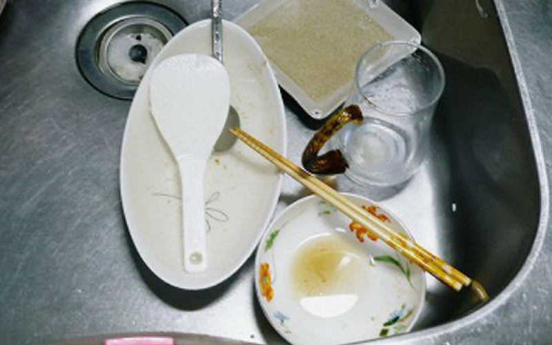 如果習慣「先泡水再洗碗」可要趕快改掉啊  因為這樣做其實是讓細菌入侵的開端＆＃8230;