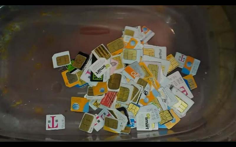 一名男子收集一大堆沒用的SIM卡「接著倒入一些液體」沒想到竟讓他賺了一筆！