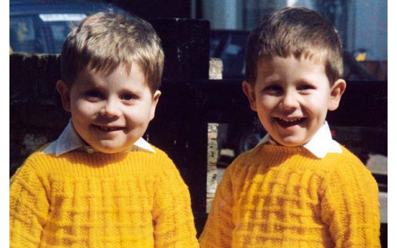 他們小時候是一對顏值高的雙胞胎，弟弟正常長大了還很帥，哥哥卻擁有「天差地別」的成長