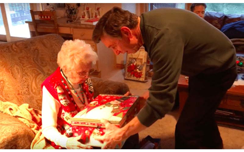 這位奶奶內心一直有個心願，貼心的兒子已準備了「聖誕驚喜」奶奶的反應讓網友哭了