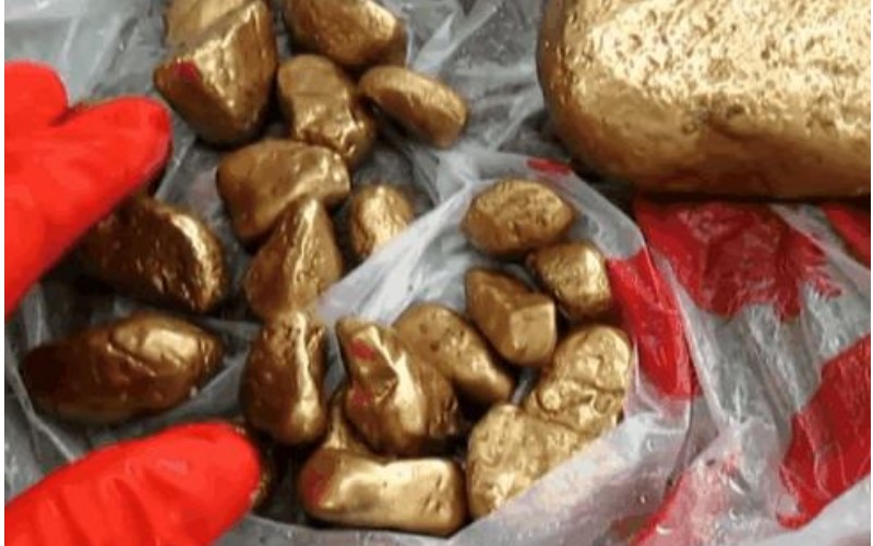 女子河邊洗衣撿到十幾顆「金色石頭」  交給專家鑑定後竟發現真的「價值不斐」