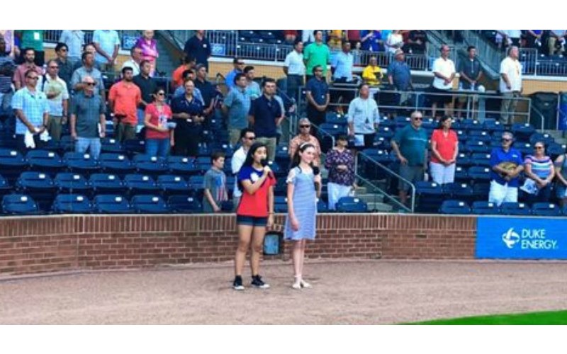 美國少女棒球場「清唱中華民國國歌」  超標準發音讓全場都起立鼓掌