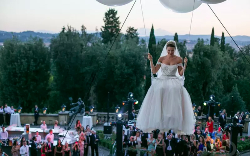 夢幻婚禮  新娘坐250顆白色氣球升空，降落後「驚喜一抱」 網友讚：好感人