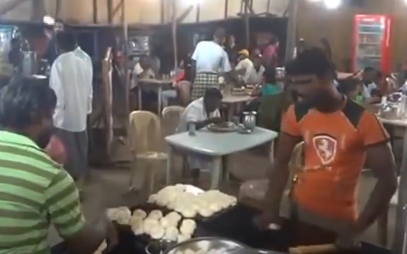 印度廚師大秀「煎餅傳遞」現場神技展現，2人配合天衣無縫「完全不漏接」網友全看傻