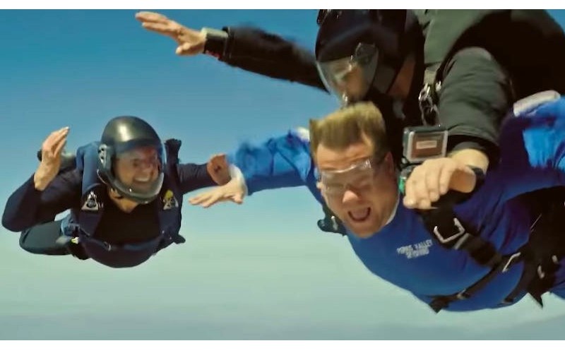 真的全都自己來  阿湯哥揪詹姆斯柯登一同體驗「不可能的任務」，超刺激高空跳傘讓人腿軟