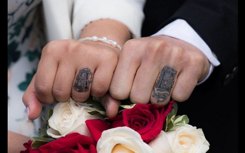 誰說結婚一定要婚戒？這些用「紋身代替戒指的新人」充滿意義永恆的愛！
