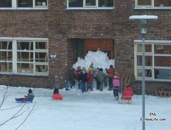 （感人）一群小朋友合力用雪把學校大門封起來