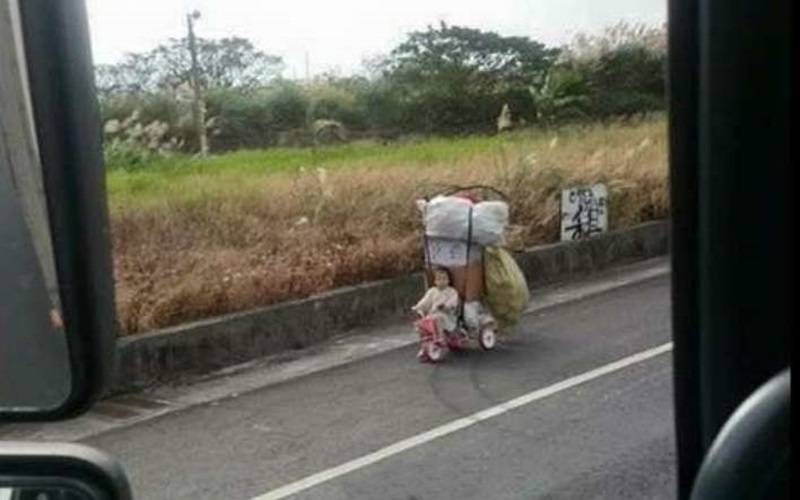這張小妹妹「騎三輪車載回收物」的照片在網路上引起話題後，好心人送的超讚驚喜禮物證明台灣人真的很棒