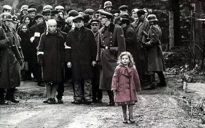 小女孩在臨刑前拉著納粹士兵的手說了『一句話』，頓時讓這些冷血暴徒淚崩....
