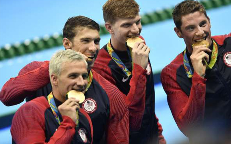 為何奧運選手得獎後都要「咬獎牌」拍照？原來背後有個超有趣原因！