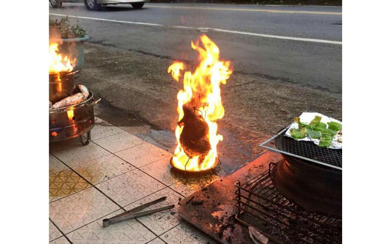 網友原先滿心期待的火烤全雞，竟然因為火太大變成．．．看到最後真的差點笑死ＸＤ
