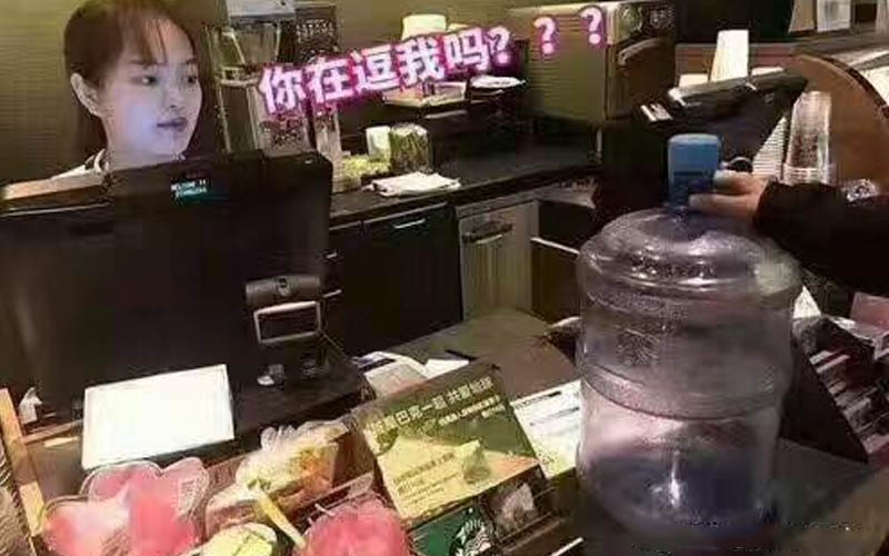 中國星巴克為響應地球日宣布「只要有拿容器來就能免費喝咖啡」看到現場情況真是傻眼大笑啊