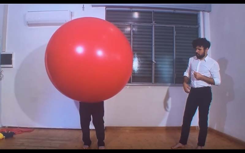 日本奇葩節目挑戰「在氣球裡面換衣服」主持人笑到不行，看到最後尷尬了