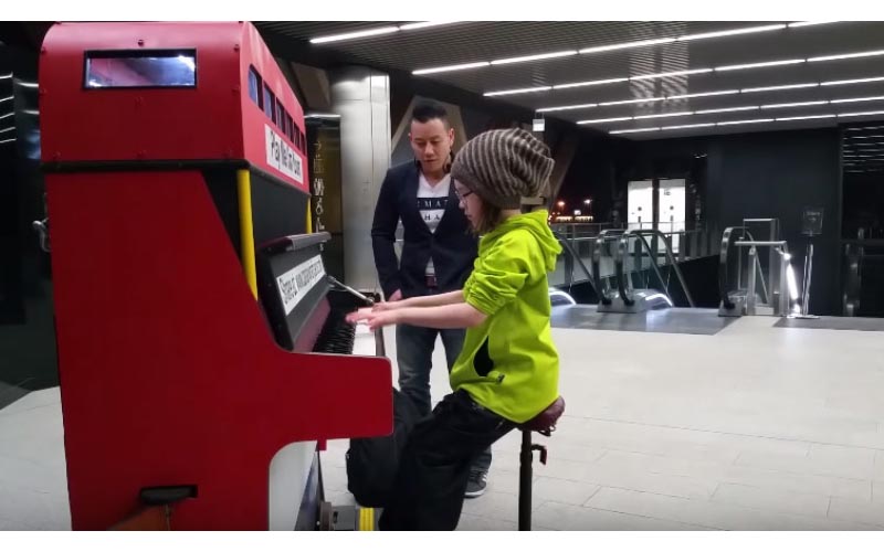 9歲女孩在地鐵的鋼琴椅上「以為她要彈兒歌」接著他們就驚到立刻錄下來