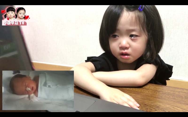 小女孩看著自己的「出生影片」竟然難過得眼淚流不停  網友看了也跟著哭