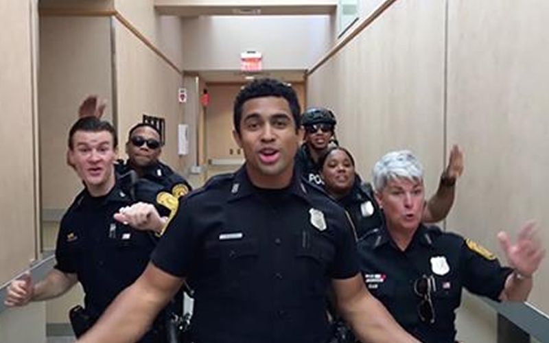 美國警察一鏡到底拍攝「對嘴K歌」，嗨玩神曲《Uptown Funk》，kuso版超吸睛