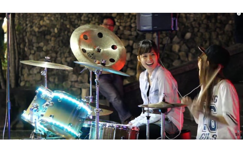 台灣兩「女神爵士鼓手」合體   表演到一半互看萌笑  超強默契網友狂讚❤