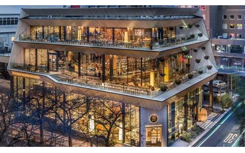 全球「最美星巴克」在這裡！日本建築大師操刀融入「2100朵櫻花雨」...秒成網美打卡朝聖地